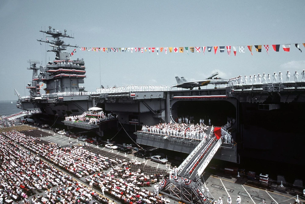 Thuỷ thủ và những người có liên quan tham dự buổi lễ đưa tàu USS George Washington vào hoạt động. Ảnh: U.S. NATIONAL ARCHIVES