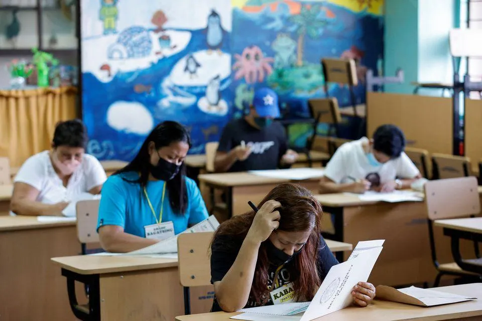 Người dân bỏ phiếu bầu lãnh đạo các cấp ở Manila hôm 9-5. Ảnh: REUTERS