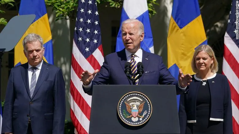Tổng thống phần Lan Sauli Niinistö, Tổng thống Mỹ Joe Biden, Thủ tướng Thụy Điển Magdalena Andersson (từ trái sang) gặp nhau tại Nhà Trắng hôm 19-5. Ảnh: GETTY IMAGES