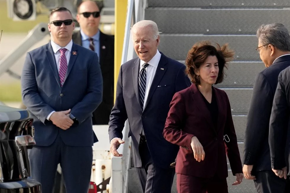Tổng thống Mỹ Joe Biden (giữa) đặt chân đến Hàn Quốc. Ảnh: KOREA TIMES