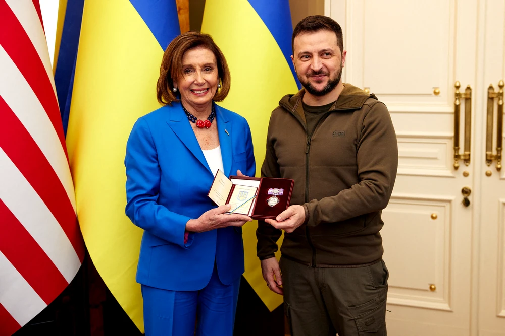 Tổng thống Ukraine - ông Volodymyr Zelensky (phải) mặc áo khoác xanh rêu chụp hình chung với Chủ tịch Hạ viện Mỹ Nancy Pelosi ở Kiev ngày 1-5. Ảnh: REUTERS