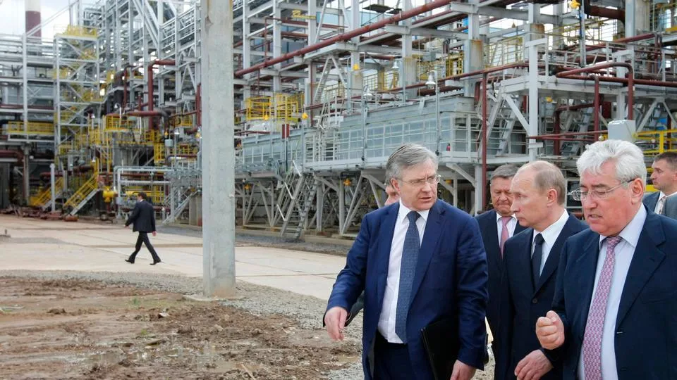 Tổng thống Nga Vladimir Putin (giữa) thăm nhà máy lọc dầu ở gần TP St Petersburg hồi tháng 7-2011. Ảnh: AP