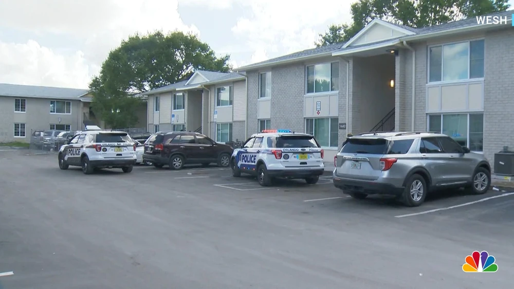 Cảnh sát đến hiện trường vụ bé gái 10 tuổi bắn chết người cãi nhau với mẹ mình. Ảnh: NBC NEWS