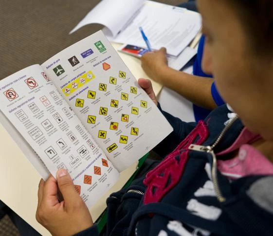 Một phụ nữ đang ôn thi phần lý thuyết. Ảnh: KQED