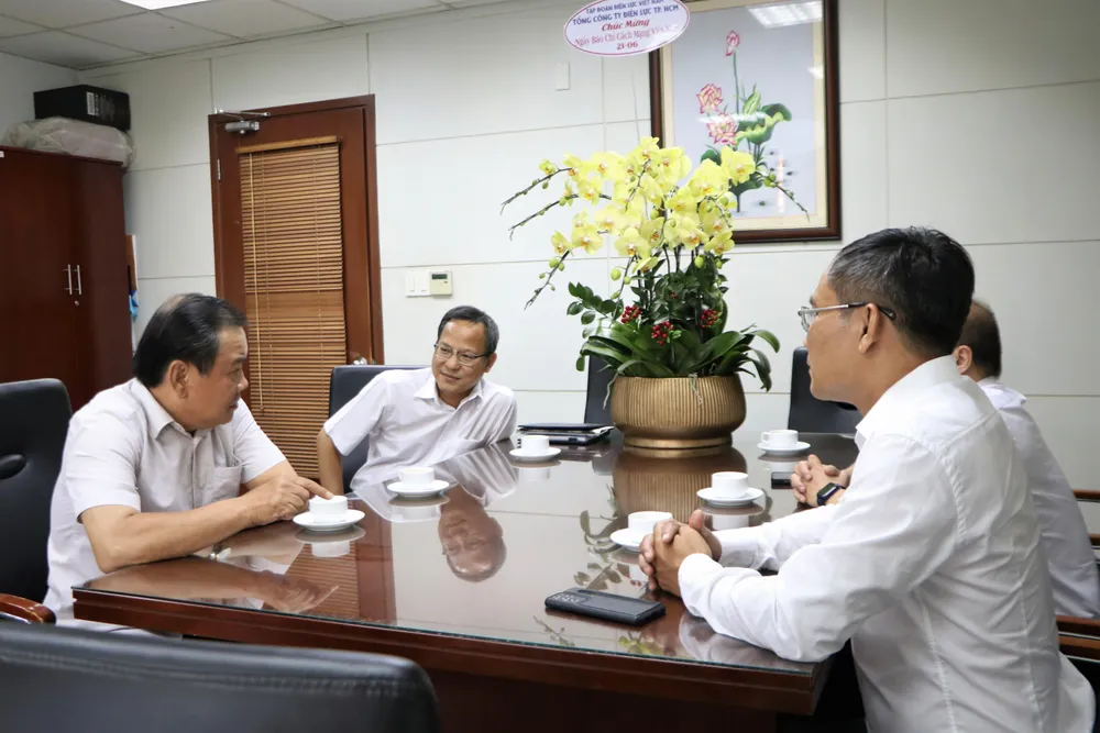 Đoàn công tác của ngành điện trao đổi với Tổng Biên tập báo Pháp Luật TP.HCM Mai Ngọc Phước. Ảnh: HUỲNH THƠ Đoàn công tác của ngành điện trao đổi với Tổng Biên tập báo Pháp Luật TP.HCM Mai Ngọc Phước. Ảnh: HUỲNH THƠ