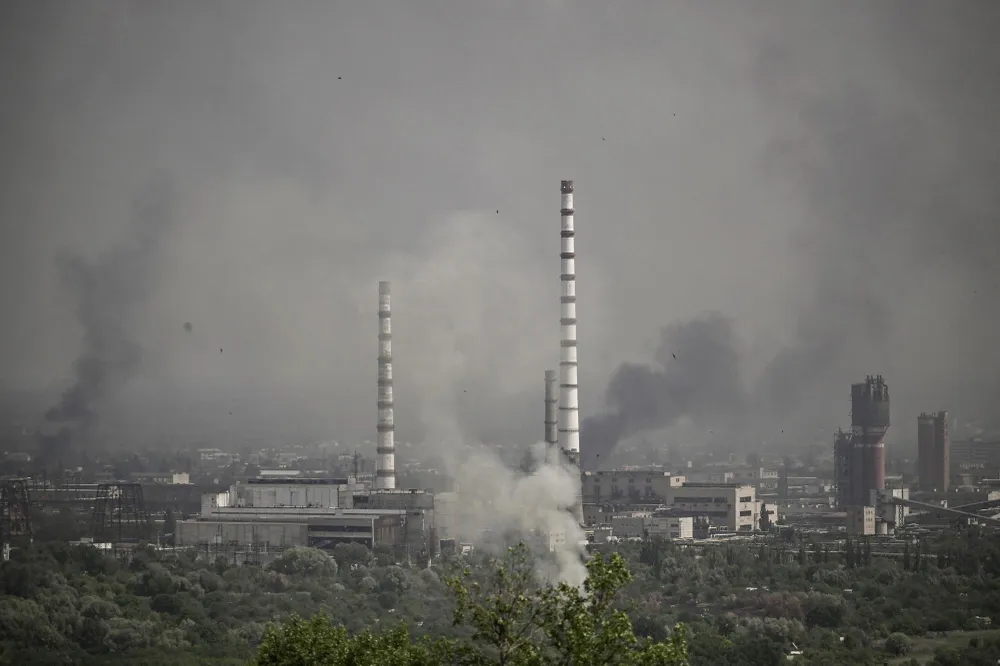 Giao tranh ở TP Sievierodonetsk hôm 14-6. Ảnh: AFP