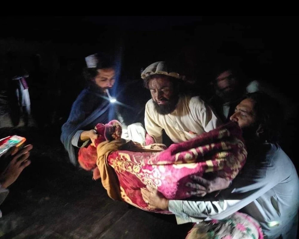 Những người dân bị ảnh hưởng do động đất. Ảnh: TWITTER