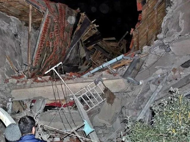 Nhà cửa bị phá hủy sau trận động đất. Ảnh: TWITTER