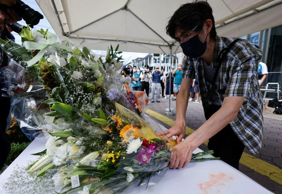 Người dân đặt hoa tưởng niệm ông Abe ở ga tàu Yamato-Saidaiji ở TP Nara, Nhật ngày 9-7. Ảnh: REUTERS