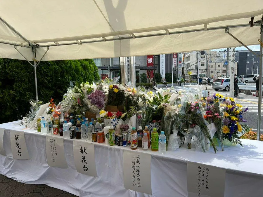 Hoa người dân cầu nguyện cho ông Abe sau khi ông bị bắn ở TP Nara được gom lại đặt trang trọng. Ảnh: TWITTER