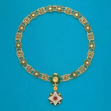 Vòng đeo cổ Huân chương Hoa Cúc. Ảnh: VĂN PHÒNG NỘI CÁC NHẬT