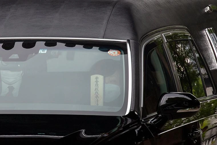 Bà Akie Abe - vợ cố Thủ tướng Abe ngồi trên ghế trước của xe tang chở linh cữu chồng. Ảnh: GETTY IMAGES