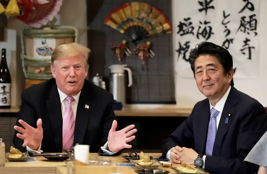 Tổng thống Mỹ Donald Trump gặp Thủ tướng Nhật Shinzo Abe tại Tokyo hồi năm 2019 khi hai người còn tại vị. Ảnh: AP Tổng thống Mỹ Donald Trump gặp Thủ tướng Nhật Shinzo Abe tại Tokyo hồi năm 2019 khi hai người còn tại vị. Ảnh: AP