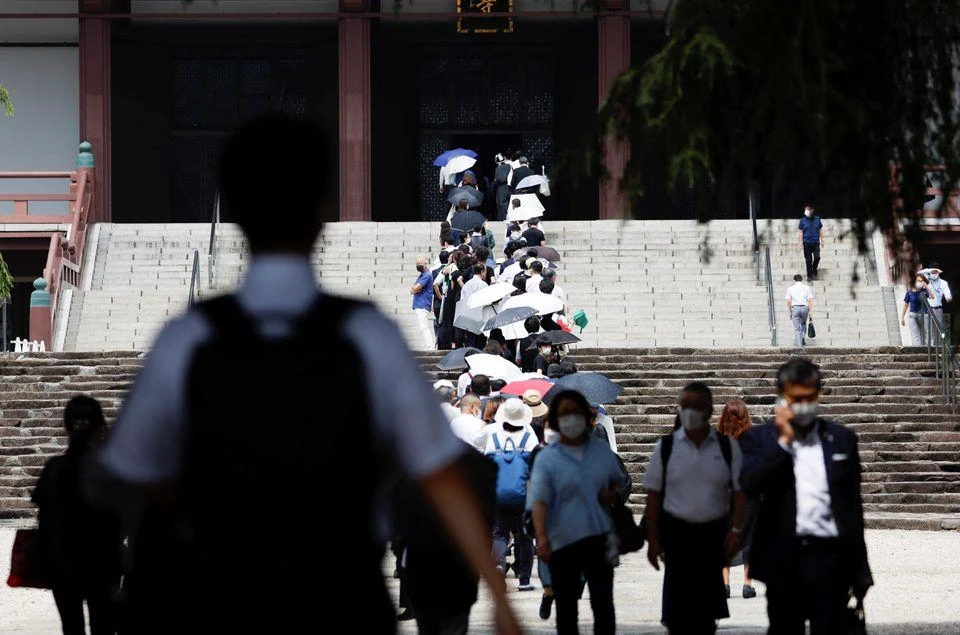 Người dân xếp hàng để dâng hoa và cầu nguyện cho cố Thủ tướng Shinzo Abe ở đền Zojoji ngày 12-7. Ảnh: REUTERS