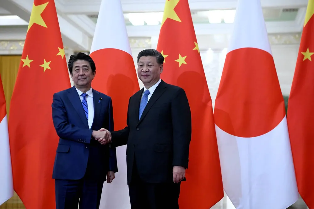 Thủ tướng Nhật Shinzo Abe gặp Chủ tịch Trung Quốc Tập Cận Bình tại Bắc Kinh hồi năm 2018. Ảnh: REUTERS Thủ tướng Nhật Shinzo Abe gặp Chủ tịch Trung Quốc Tập Cận Bình tại Bắc Kinh hồi năm 2018. Ảnh: REUTERS