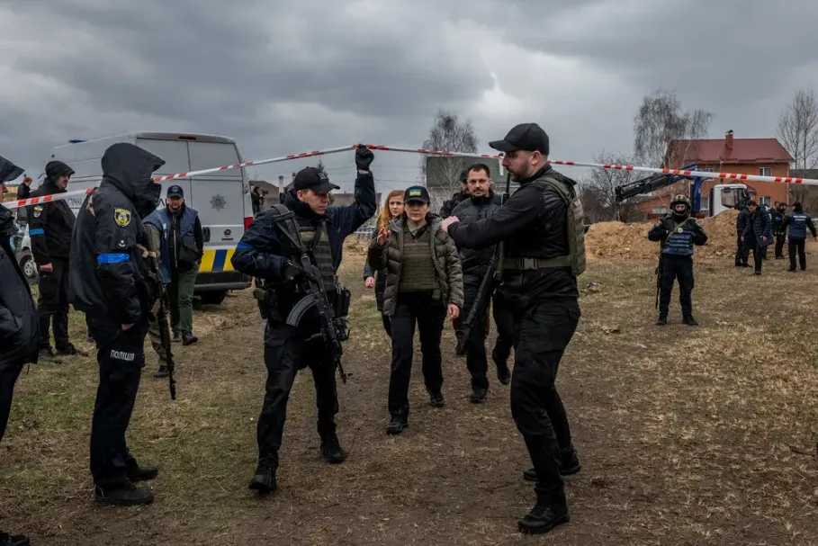 Tổng công tố Ukraine - Iryna Venediktova bị sa thải hôm 17-7 đi thăm ngôi mộ tập thể tại TP Bucha (tỉnh Kiev) hồi tháng 4. Ảnh: THE NEW YORK TIMES Tổng công tố Ukraine - Iryna Venediktova bị sa thải hôm 17-7 đi thăm ngôi mộ tập thể tại TP Bucha (tỉnh Kiev) hồi tháng 4. Ảnh: THE NEW YORK TIMES