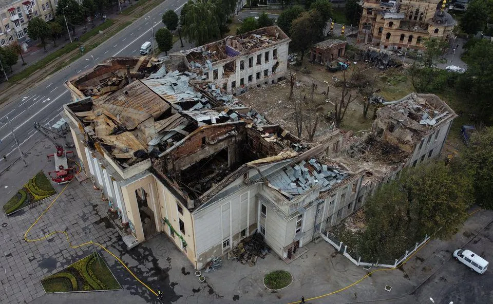 Tòa nhà bị phá hủy do pháo kích ở TP Vinnytsia (tỉnh Vinnytsia) ngày 15-7. Ảnh: REUTERS