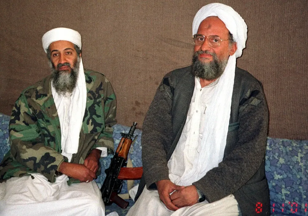 Trùm khủng bố Osama bin Laden (trái) và Ayman al-Zawahiri vào năm 2001. Ảnh: REUTERS
