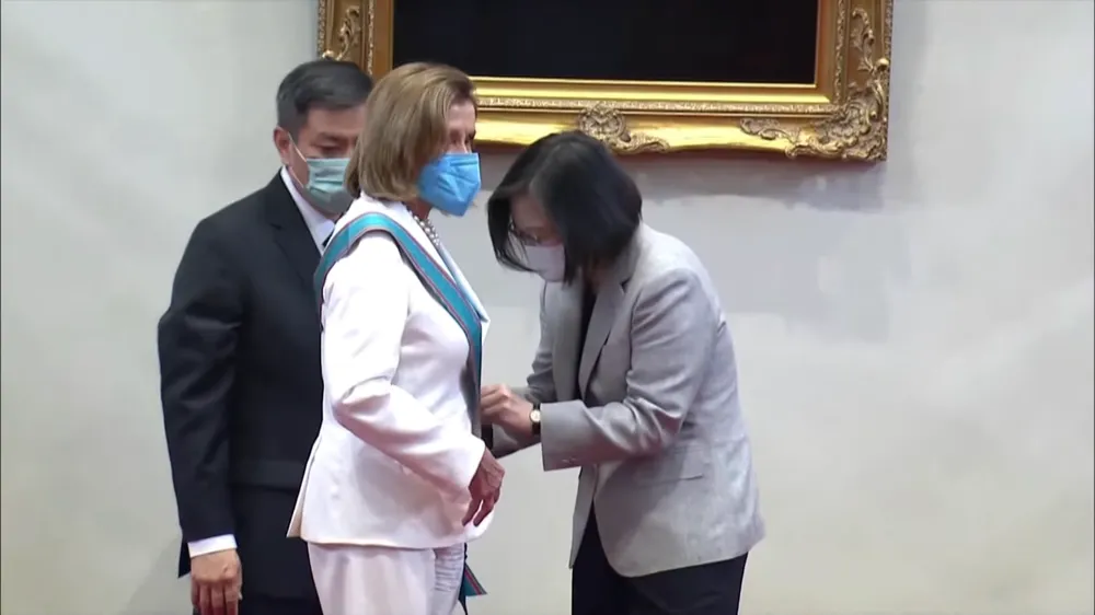 Lãnh đạo Đài Loan Thái Anh Văn gắn huân chương danh dự cho Chủ tịch Hạ viện Mỹ Nancy Pelosi trong cuộc gặp sáng 3-8 tại Đài Bắc. Ảnh: GUARDIAN