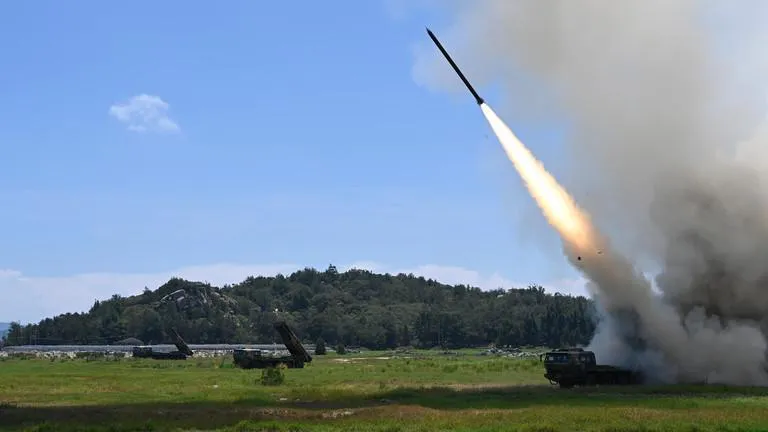 Trung Quốc diễn tập bắn đạn thật quanh Đài Loan hôm 4-8. Ảnh: AP