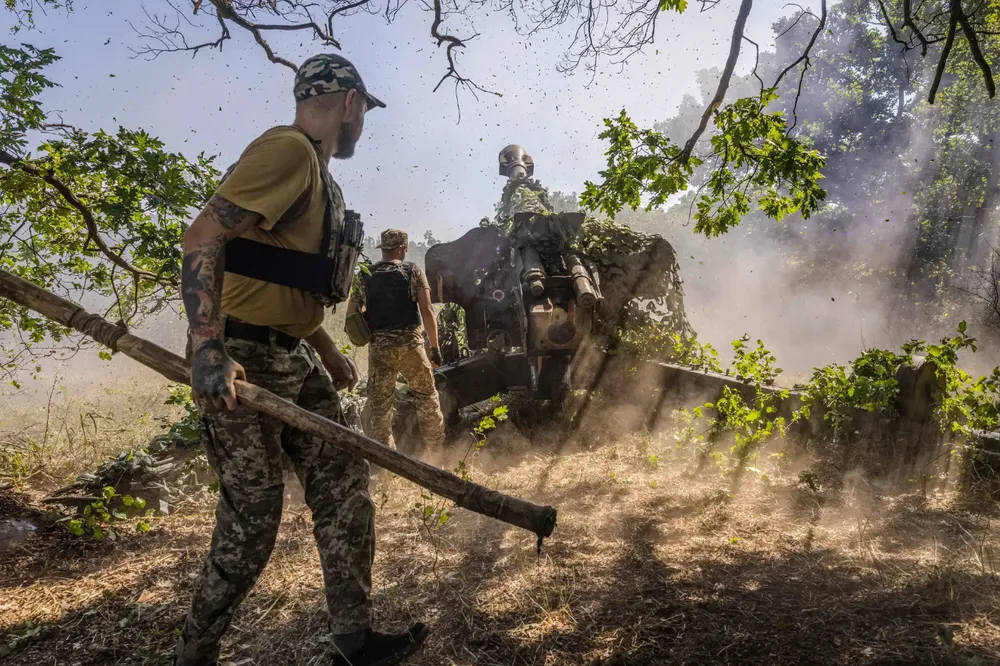 Lính Ukraine triển khai pháo ở TP Bakhmut, tỉnh Donetsk. Ảnh: THE NEW YORK TIMES