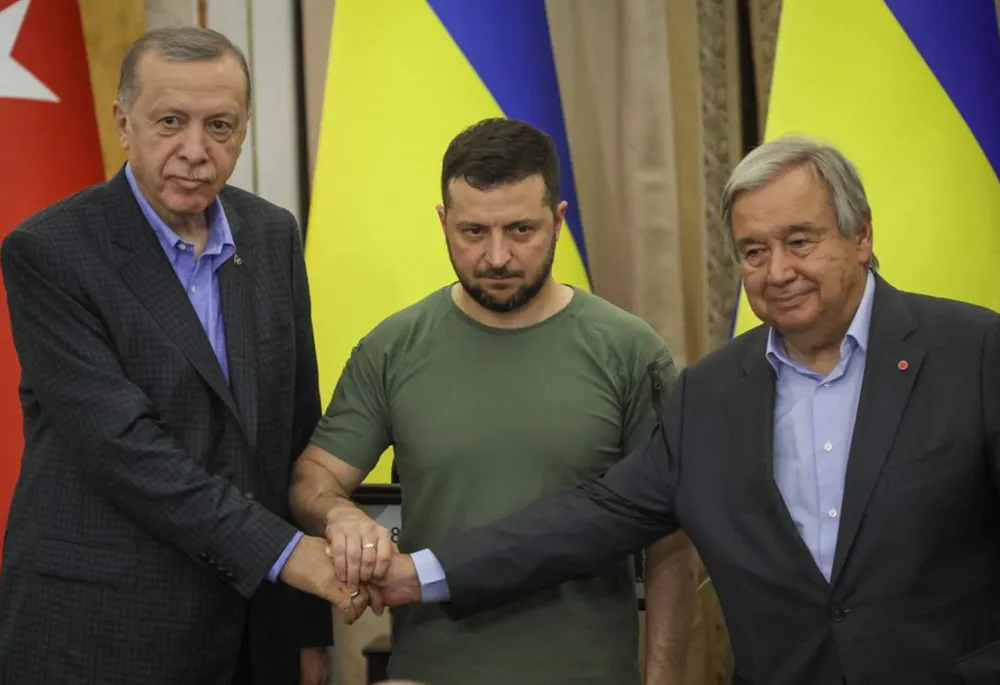 Tổng thống Thổ Nhĩ Kỳ Tayyip Erdogan (bìa trái), Tổng thống Ukraine Volodymyr Zelensky (giữa) và Tổng thư ký Liên Hợp Quốc (LHQ) Antonio Guterres sau cuộc họp báo ở Ukraine hôm 18-8. Ảnh: REUTERS