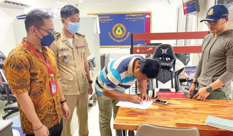 Nhân viên Đại sứ quán Indonesia (trái) cùng với một nạn nhân buôn người được giải cứu (giữa) ở thị xã Bavet, tình Svay Rieng (Campuchia). Ảnh: ĐẠI SỨ QUÁN INDONESIA