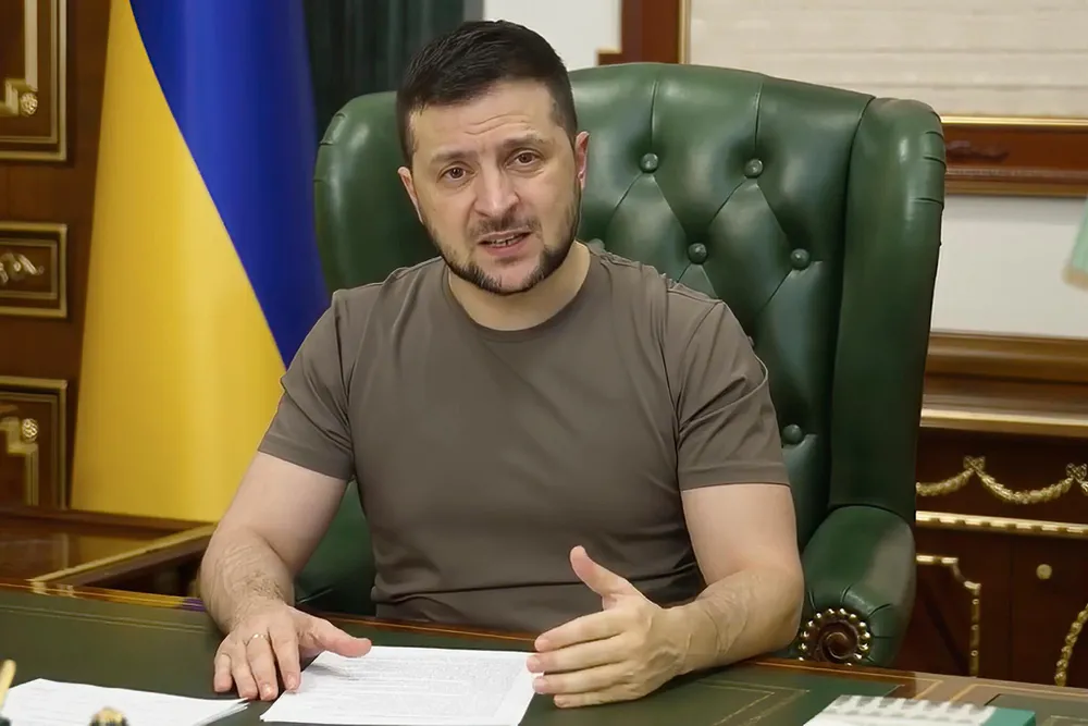 Tổng thống Ukraine - ông Volodymyr Zelensky đã từng kêu gọi Mỹ cấm visa toàn bộ người Nga. Ảnh: AP Tổng thống Ukraine - ông Volodymyr Zelensky đã từng kêu gọi Mỹ cấm visa toàn bộ người Nga. Ảnh: AP