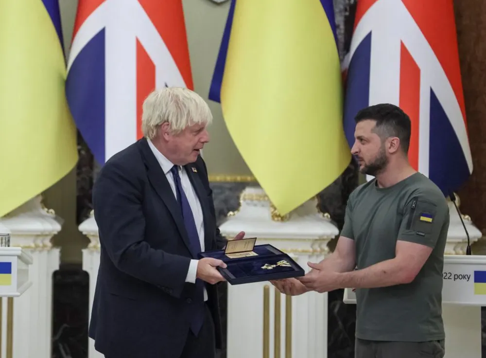 Tổng thống Ukraine - ông Volodymyr Zelensky trao Huân chương Tự do cho Thủ tướng Anh Boris Johnson. Ảnh: REUTERS Tổng thống Ukraine - ông Volodymyr Zelensky trao Huân chương Tự do cho Thủ tướng Anh Boris Johnson. Ảnh: REUTERS