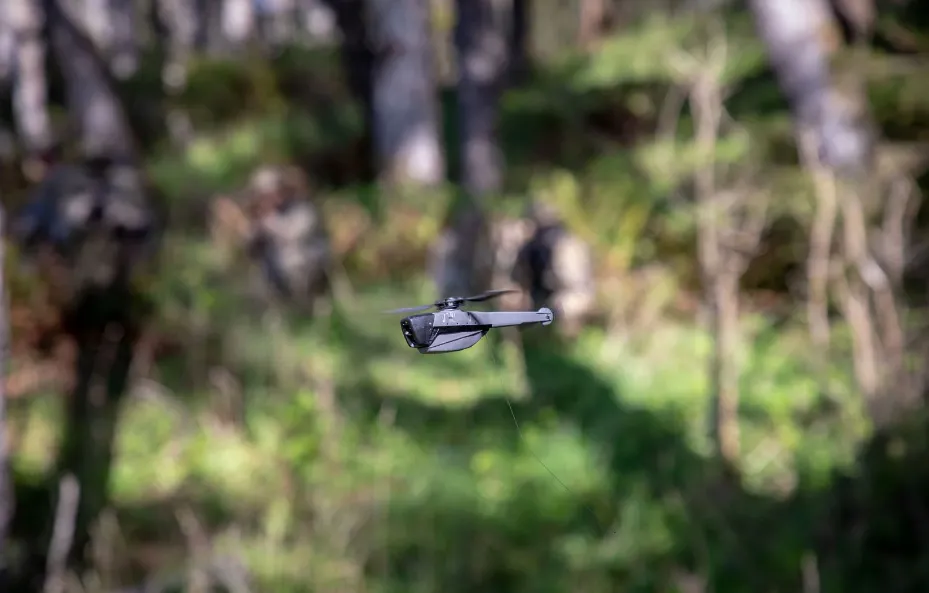 UAV siêu nhỏ Black Hornet khi tác chiến. Ảnh: FLIR UAV siêu nhỏ Black Hornet khi tác chiến. Ảnh: FLIR