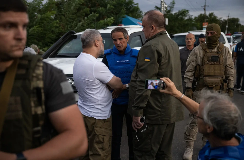 Tổng giám đốc IAEA Rafael M. Grossi trao đổi với các quan chức Ukraine sau khi kiểm tra nhà máy điện hạt nhân Zaporizhzhia. Ảnh: THE NEW YORK TIMES