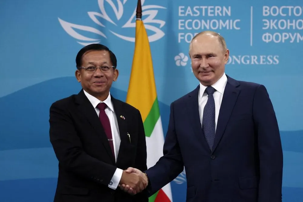 Tổng thống Nga Vladimir Putin (phải) gặp lãnh đạo chính quyền quân sự Myanmar Min Aung Hlaing tại TP Vladivostok ngày 7-9. Ảnh: AFP