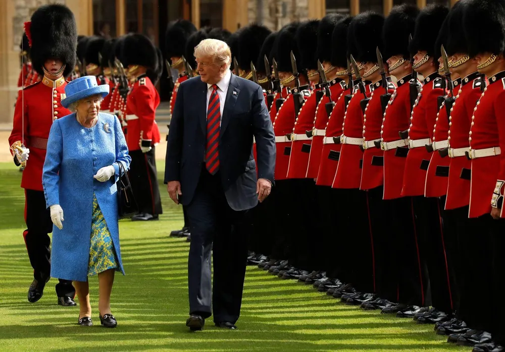 Nữ hoàng và Tổng thống Mỹ Donald Trump trong chuyến thăm của Trump tới Lâu đài Windsor vào tháng 7-2018. Ảnh: CNN Nữ hoàng và Tổng thống Mỹ Donald Trump trong chuyến thăm của Trump tới Lâu đài Windsor vào tháng 7-2018. Ảnh: CNN