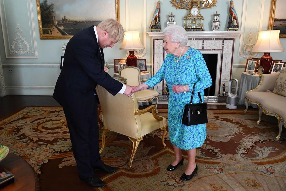 Nữ hoàng chào đón Boris Johnson tại Cung điện Buckingham, khi ông trở thành thủ tướng vào tháng 7 năm 2019. Ảnh: CNN Nữ hoàng chào đón Boris Johnson tại Cung điện Buckingham, khi ông trở thành thủ tướng vào tháng 7 năm 2019. Ảnh: CNN