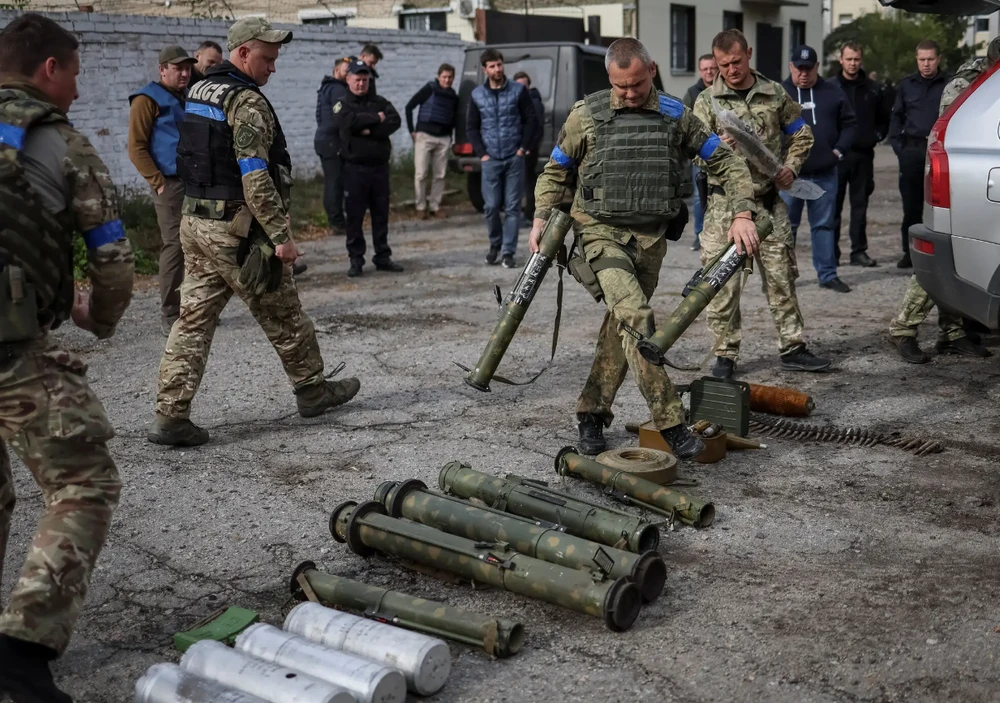 Lính Ukraine phân loại các loại bom, mìn chưa nổ ở thị trấn Zolochiv, Kharkiv. Ảnh: NYT