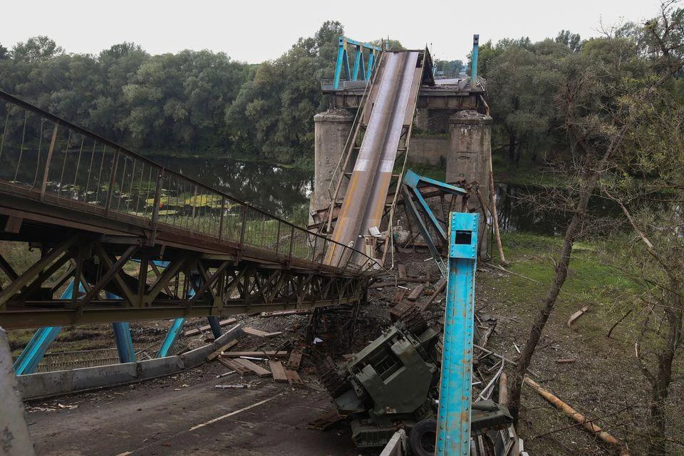Một cây cầu bị phá hủy ở TP Izium, tỉnh Kharkiv ngày 15-9. Ảnh: REUTERS