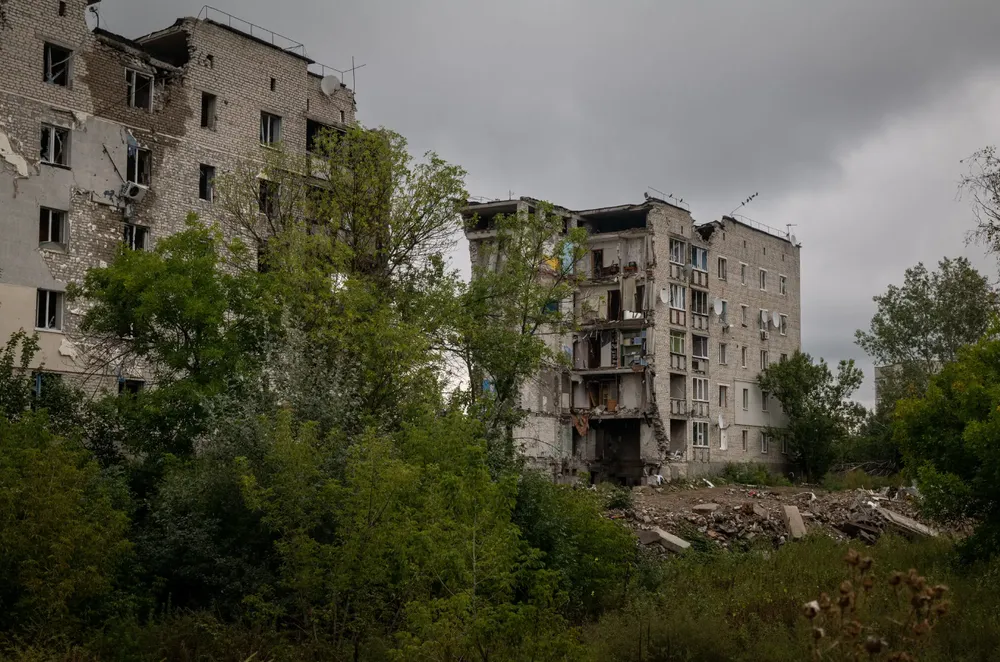 Khu dân cư ở TP Izium, tỉnh Kharkiv ngày 14-9 bị hư hại do pháo kích. Ảnh: NYT