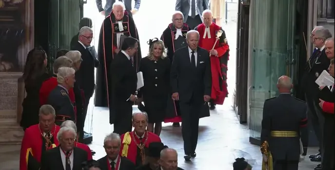 Tổng thống Mỹ Joe Biden và phu nhân đến Tu viện Westminster. Ảnh: THE GUARDIAN