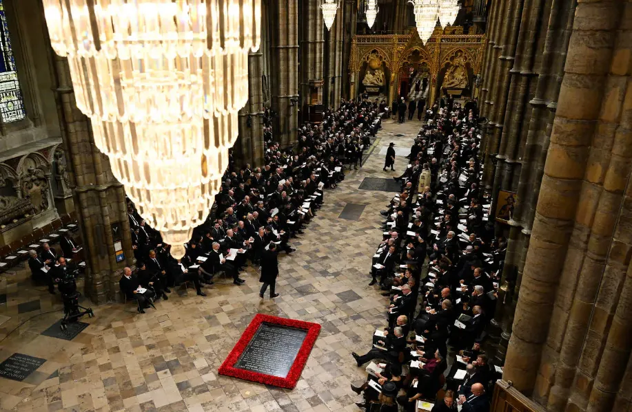 Khách mời bắt đầu đến Tu viện Westminster dự lễ tang cố Nữ hoàng Anh Elizabeth II vào ngày 19-9. Ảnh: THE NEW YORK TIMES