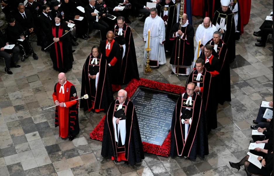 Linh mục David Hoyle bắt đầu cử hành tang lễ. Ảnh: THE NEW YORK TIMES