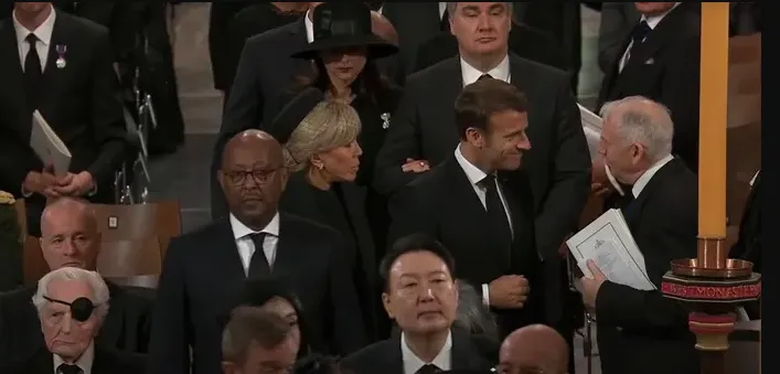 Tổng thống Pháp Emmanuel Macron dự lễ tang cố nữ hoàng Anh. Ảnh: THE GUARDIAN