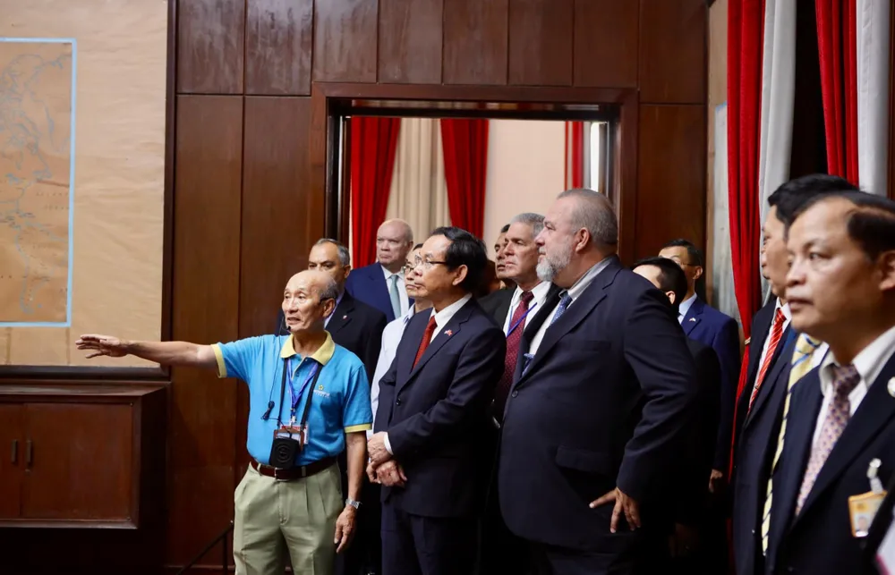 Thủ tướng Cuba và đoàn đại biểu cấp cao Cuba tham quan các phòng của Hội trường Thống Nhất.