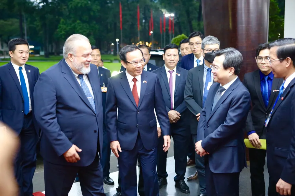 Bí thư Thành ủy TP.HCM Nguyễn Văn Nên và Chủ tịch UBND TP.HCM Phan Văn Mãi đã đón Thủ tướng Cuba và đoàn đại biểu cấp cao Cuba tại hội trường Thống Nhất.