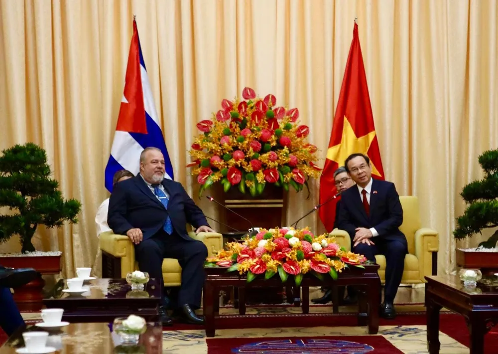 Bí thư Thành ủy TP.HCM Nguyễn Văn Nên và Thủ tướng Cuba - ông Manuel Marrero Cruz trao đổi tại buổi làm việc.