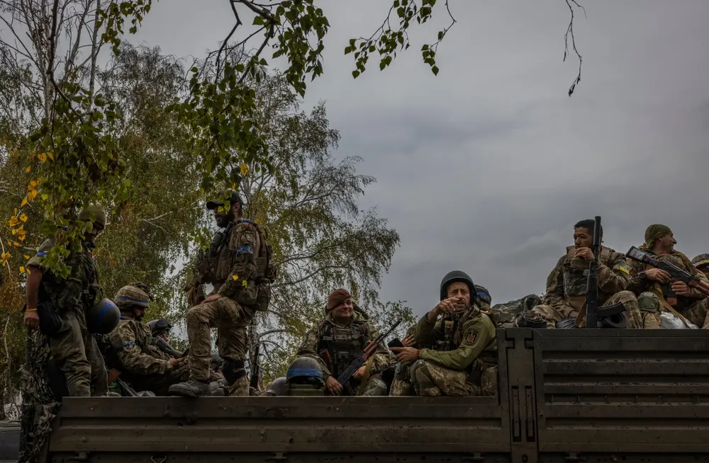 Binh sĩ Ukraine di chuyển đến một vị trí gần TP Lyman. Ảnh: NYT Binh sĩ Ukraine di chuyển đến một vị trí gần TP Lyman. Ảnh: NYT