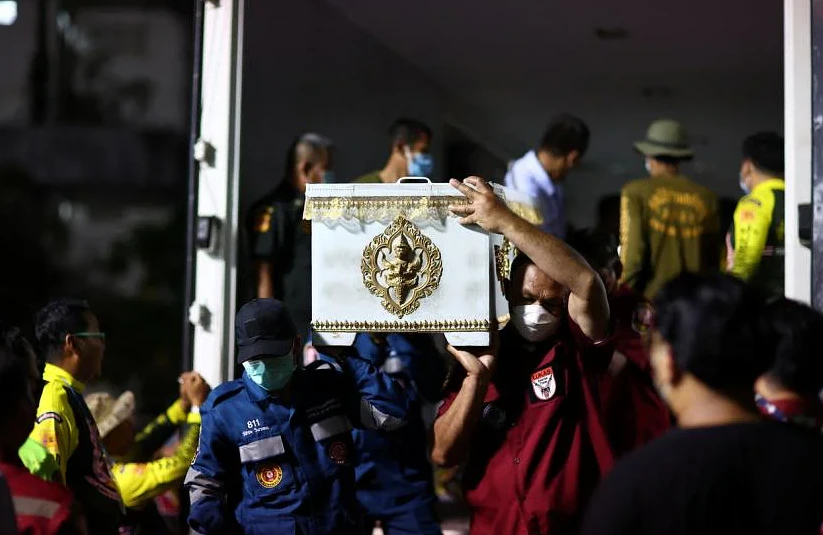 Một chiếc quan tài có thi thể người bị nạn đi ra từ bệnh viện Udon Thani, Thái Lan vào ngày 7-10. Ảnh: REUTERS