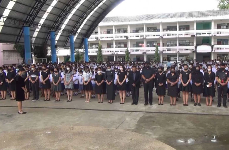 Thầy cô và học sinh trường Tessaban 2, huyện Muang dành một khoảng thời gian trong sáng 7-10 để tưởng niệm những người đã mất sau vụ xả súng. Ảnh: BANGKOK POST