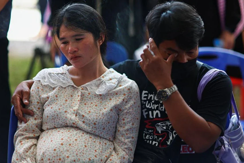 Phụ huynh đau đớn thương nhớ con, ngày 7-10. Ảnh: REUTERS