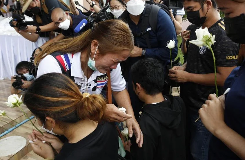 Người thân nạn nhân vô cùng đau buồn sau khi nghe tin dữ. Ảnh: AFP