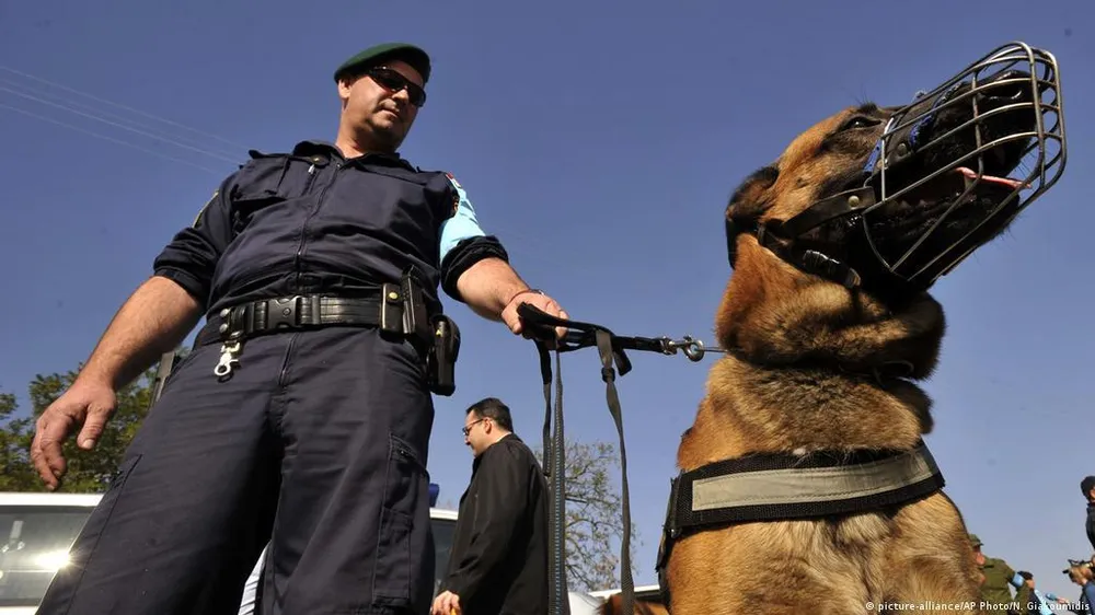 Cảnh sát Đức làm nhiệm vụ với chó nghiệp vụ. Ảnh: AP